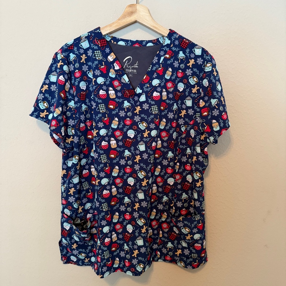 Prints by Maevn Scrub Top Womens XL  Short Sleeve V-Neck Christmas print Holiday